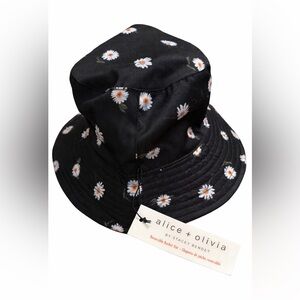 Alice + Olivia Stacey Bendet Daisy Print Reversible Bucket Hat NWT